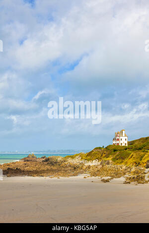 Paysage breton à pointe du Locquirec, Côte d’Armor, avec maison isolée au-dessus de la plage Banque D'Images