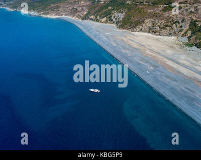 Vue aérienne de la plage de galets noirs, nonza, dessins géométriques faites de pierres, de voiliers et bateaux amarrés près de la plage.Le cap Corse, Corse, France Banque D'Images