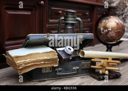 Composition sur un sol en bois vintage globe avec le vieux cuir sui Banque D'Images