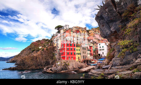 Riomaggiore vue panoramique de la journée. riomaggiore est une petite ville dans la province de la Spezia, en Ligurie, dans le nord de l'Italie. Il fait partie de la cinque Banque D'Images