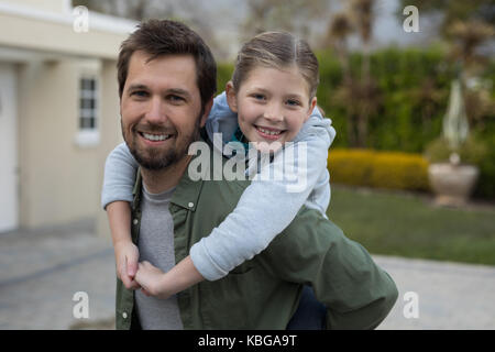 Jeune fille piggyback rides sur ses épaules les pères Banque D'Images