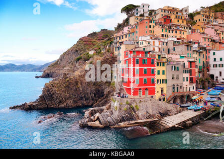 Avis de riomaggiore par jour. riomaggiore est une petite ville dans la province de la Spezia, en Ligurie, dans le nord de l'Italie. Il fait partie de la région des Cinque Terre, parc Banque D'Images