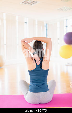 Vue arrière du yoga in gym Banque D'Images