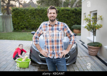 Portrait de l'homme à l'extérieur de la voiture Banque D'Images