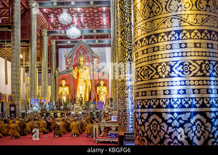 Moines priant, au temple de Wat Chedi Luang, Chiang Mai, Thaïlande Banque D'Images