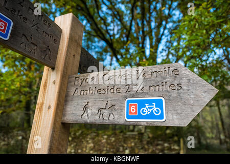 Panneau en bois, les directions à rydal,cave,ambleside lake District, Cumbria, England, UK Banque D'Images