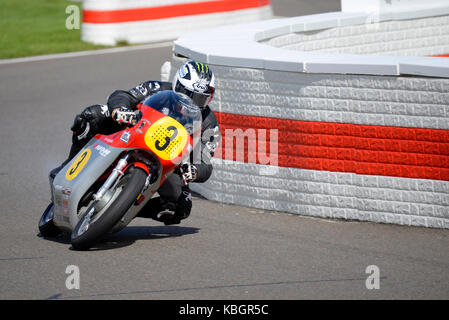 1966 MV Agusta 500/3 administré par Mark Kay monté par Dunlop Racing à Goodwood Revival 2017. L'espace pour copier