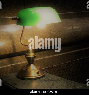 Concept de lecture. vintage lampe avec abat-jour vert bronze sur un bureau en marbre Banque D'Images