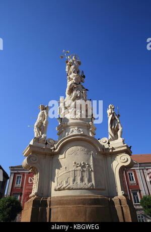 La statue de la Vierge Marie et St Jean sur la place de la Liberté (Piata Libertatii), dans la ville de Timisoara, Roumanie occidentale Banque D'Images