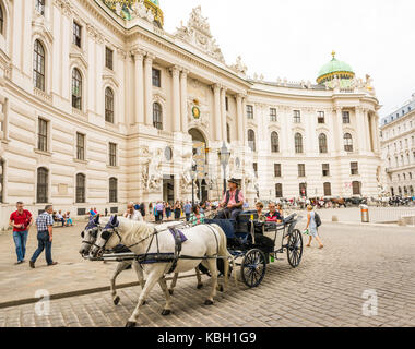 Vienne, Autriche - août 28 : les touristes en calèche fiaker appelé à l'impérial de la Hofburg à Vienne, Autriche Le 28 août 2017. Banque D'Images