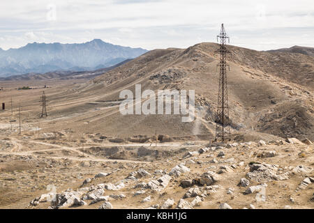 Ligne d'alimentation dans les montagnes. nurata Ridge, l'Ouzbékistan Banque D'Images