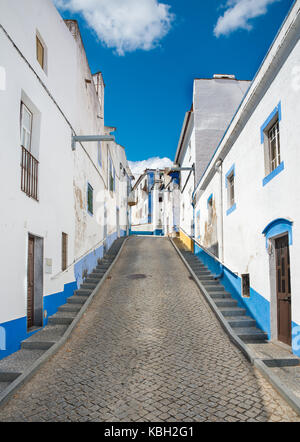 Belle rue d'Arraiolos, Portugal. Banque D'Images