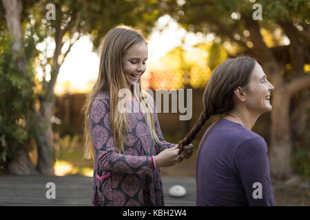 Petite fille souriante grand-mère de tresse de jardin en un jour ensoleillé Banque D'Images
