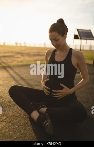 Pregnant woman outdoors on a sunny day Banque D'Images
