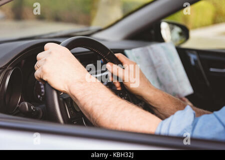 Close-up of man driving car Banque D'Images