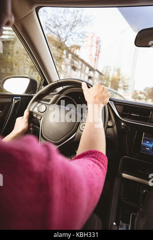 Close-up of woman driving car Banque D'Images