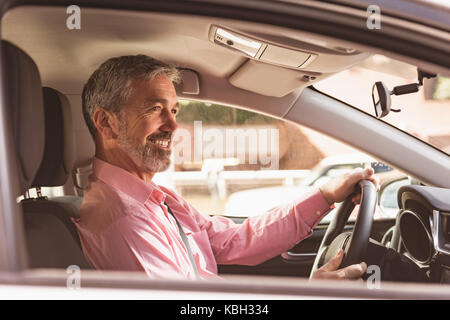 Happy man driving a car Banque D'Images