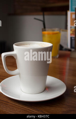 Une gamme d'images prises tout en prenant un café et un muffin petit déjeuner dans le centre-ville de Newcastle. Banque D'Images