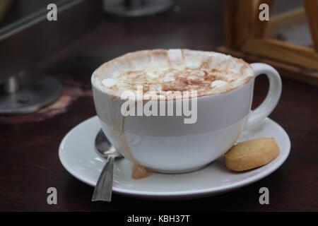 Une gamme d'images prises tout en prenant un café et un muffin petit déjeuner dans le centre-ville de Newcastle. Banque D'Images