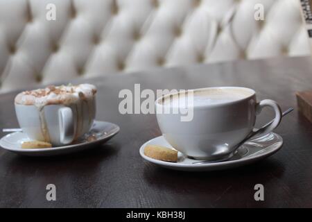 Une gamme d'images prises tout en prenant un café et un muffin petit déjeuner dans le centre-ville de Newcastle. Banque D'Images