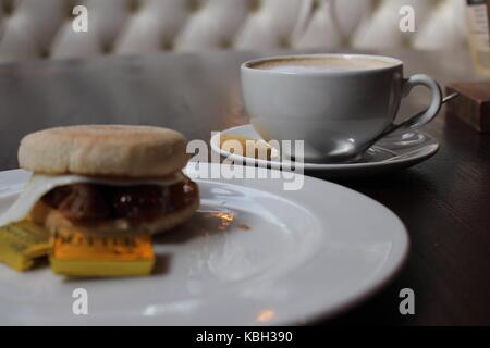 Une gamme d'images prises tout en prenant un café et un muffin petit déjeuner dans le centre-ville de Newcastle. Banque D'Images