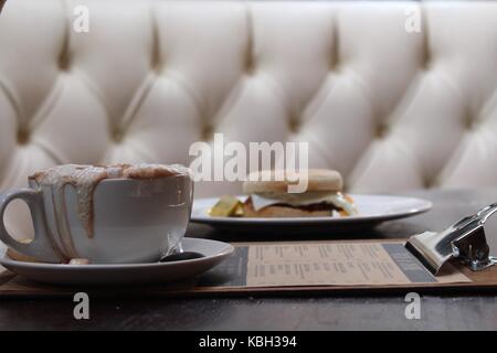 Une gamme d'images prises tout en prenant un café et un muffin petit déjeuner dans le centre-ville de Newcastle. Banque D'Images