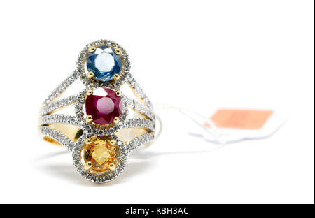 Fermé en rouge, jaune et bleu avec diamant blanc diamant bague en or et isolé sur fond blanc, anneau de mariage et d'amour gratuit. Banque D'Images