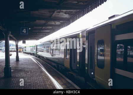 La métro sur la plate-forme à la gare Banque D'Images