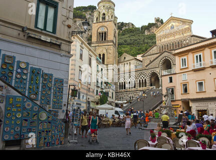 Amalfi, Italie, août 11 2014 : place principale d'Amalfi avec ses habitants, face à la célèbre cathédrale catholique Banque D'Images