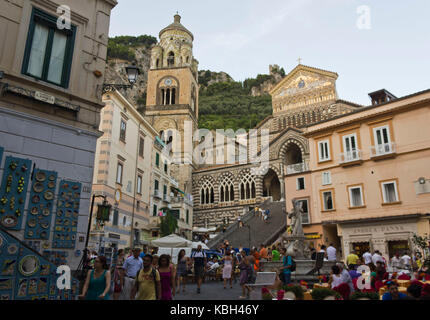 Amalfi, Italie, août 11 2014 : place principale d'Amalfi avec ses habitants, face à la célèbre cathédrale catholique Banque D'Images