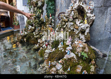 Amalfi, Italie, le 11 août 2014 : crèche d'Amalfi et de la fontaine. dans le centre-ville d'Amalfi, un symbole de napolitains creche Banque D'Images