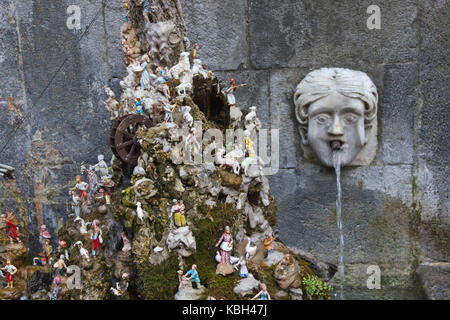 Amalfi, Italie, le 11 août 2014 : crèche d'Amalfi et de la fontaine. dans le centre-ville d'Amalfi, un symbole de napolitains creche Banque D'Images