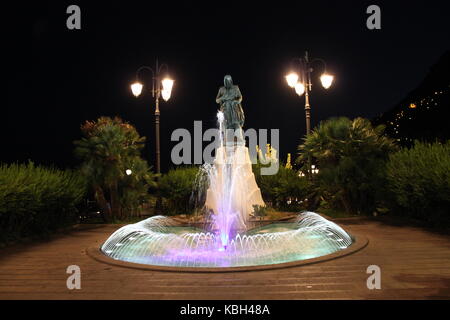 Amalfi, Italie, le 11 août 2014 : statue de Flavio gioia, la possibilité d'inventeur de la boussole du marin.Il est au centre du rond-point par l'un Banque D'Images