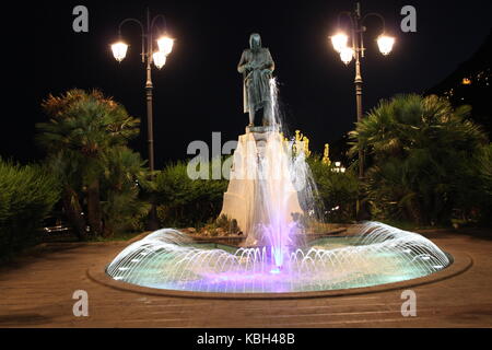 Amalfi, Italie, le 11 août 2014 : statue de Flavio gioia, la possibilité d'inventeur de la boussole du marin.Il est au centre du rond-point par l'un Banque D'Images