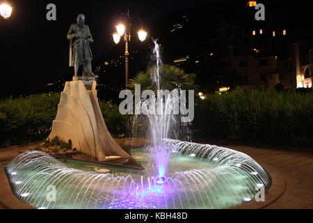 Amalfi, Italie, le 11 août 2014 : statue de Flavio gioia, la possibilité d'inventeur de la boussole du marin.Il est au centre du rond-point par l'un Banque D'Images