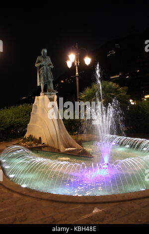 Amalfi, Italie, le 11 août 2014 : statue de Flavio gioia, la possibilité d'inventeur de la boussole du marin.Il est au centre du rond-point par l'un Banque D'Images