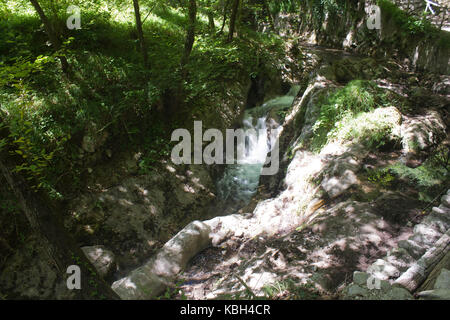 Amalfi, Italie, 12 août 2014 : Valle delle Ferriere chemin dans Amalfi, une belle et fraîche même en plein été grâce à des cascades et des ruisseaux Banque D'Images