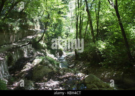 Amalfi, Italie, 12 août 2014 : Valle delle Ferriere chemin dans Amalfi, une belle et fraîche même en plein été grâce à des cascades et des ruisseaux Banque D'Images