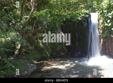 Amalfi, Italie, 12 août 2014 : Valle delle Ferriere chemin dans amalfi, une belle et fraîche même en plein été grâce à des cascades et des ruisseaux Banque D'Images