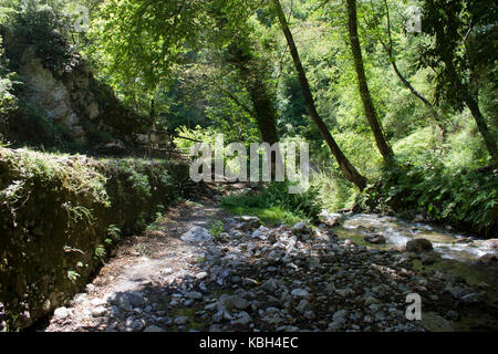 Amalfi, Italie, 12 août 2014 : Valle delle Ferriere chemin dans Amalfi, une belle et fraîche même en plein été grâce à des cascades et des ruisseaux Banque D'Images