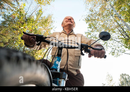 Senior man on cycle ride in countryside Banque D'Images