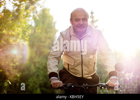 Senior man on cycle ride in countryside Banque D'Images