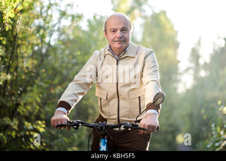 Senior man on cycle ride in countryside Banque D'Images