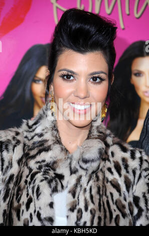 NY1 Kourtney Kardashian Kardashian Konfidential 113010 04.JPG NEW YORK, NY - 30 NOVEMBRE: (L-R) Kourtney Kardashian, Kim Kardashian et Khloe Kardashian, font la promotion de leur nouveau livre "Kardashian Konfardian" à Barnes & Noble, 5ème Avenue le 30 novembre 2010 à New York. Hoo-me.com / MediaPunch Personnes: Kourtney Kardashian Hoo-Me.com / MediaPunch Banque D'Images