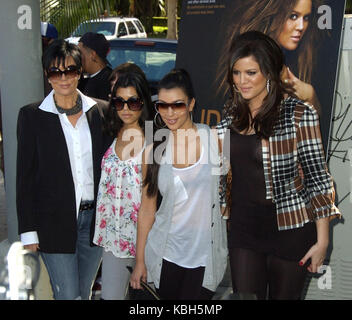 Los ANGELES, CA - 10 DÉCEMBRE : (L-R) Kris Jenner, Kourtney Kardashian, Kim Kardashian et Khloe Kardashian assistent au dévoilement du nouveau panneau d'affichage de PETA de Khloe Kardashian tenu à Melrose Avenue et North Harper Avenue le 10 décembre 2008 à Hollywood, Californie. Personnes: Crédit: Hoo-Me.com / Mediapunch Banque D'Images