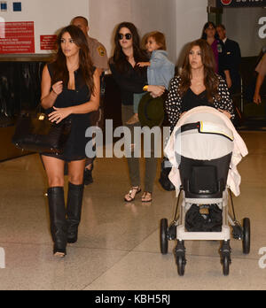 Miami , FL - 15 SEPTEMBRE : Kim Kardashian, Kourtney Kardashian, Mason Dash Disick, Penelope Disick et Khloé Kardashian-Odom arrivent à l'aéroport international de Miami pour filmer leur nouveau spectacle « Kim and Kourtney Take Miami ». Le 15 Septembre 2012 À Miami, En Floride. Personnes: Khloe Kardashian-Odom Mason Disick Réf. Transmission: Flxx Crédit: Hoo-Me.com / Mediapunch Banque D'Images