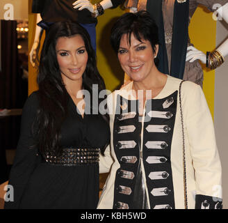 Lever du soleil - 20 NOVEMBRE : les médias et la réalité montrent la personnalité Kim Kardashian et la mère Kris Jenner assister à la grande ouverture d'Agasi au Sawgrass Mall le 20 novembre 2009 à Sunrise, en Floride. Personnes: Kim Kardashian Crédit: Hoo-Me.com / Mediapunch Banque D'Images