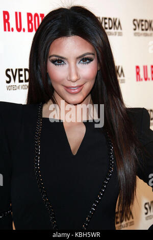 Los ANGELES, CA - 22 MAI: Kim Kardashian et Kourtney Kardashian arrivent à la Vodka Svedka 'R.U. Bot Ou Pas?' Bataille de La fête des Bots tenue à Wonderland le 22 mai 2010 à Los Angeles, Californie. Personnes: Kim Kardashian Transmission Ref: Mnc Credit: Hoo-Me.com / Mediapunch Banque D'Images