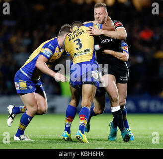 Hull fc, Liam watts est abordé par Leeds Rhinos kallum Watkins, Stevie ward et danny mcguire au cours de la super league betfred demi-finale au stade Headingley, Leeds Carnegie. Banque D'Images