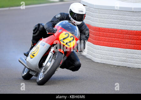 1966 MV Agusta 500/3 administré par Joaquin Folch Rusinol course à Goodwood Revival 2017. L'espace pour copier